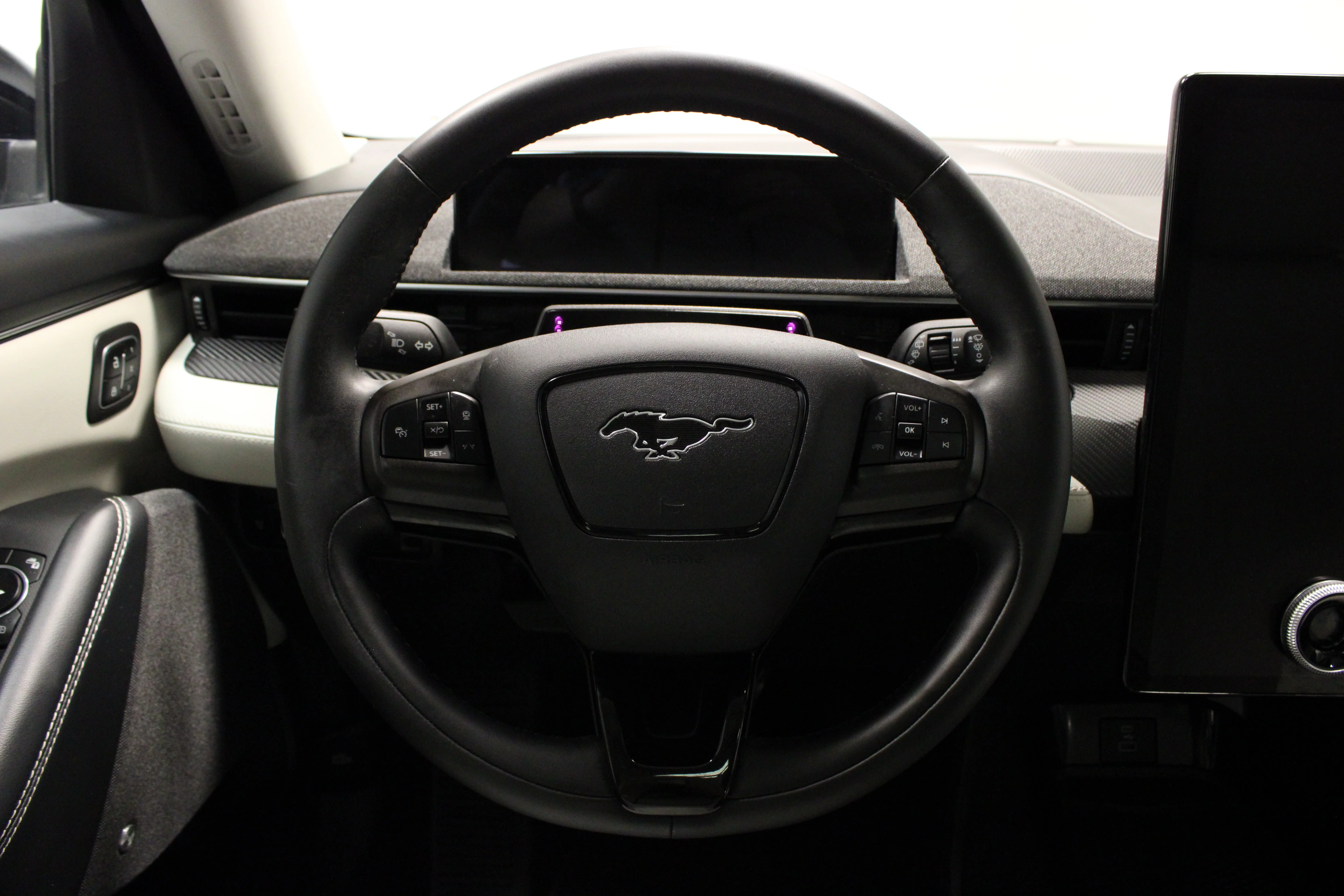 Used 2023 White Metallic Ford Premium image 23