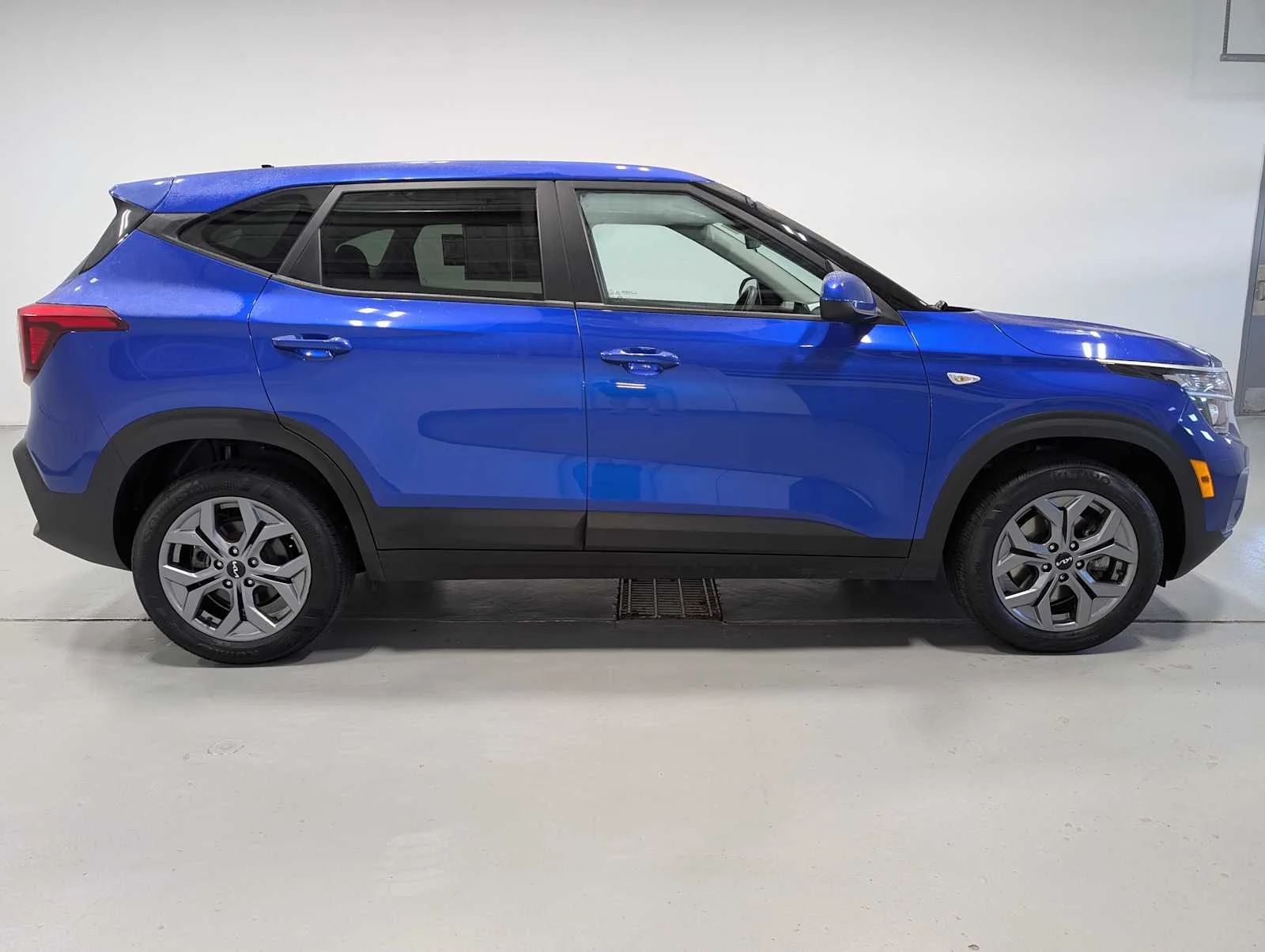 Certified Used 2024 Neptune Blue Kia LX image 7