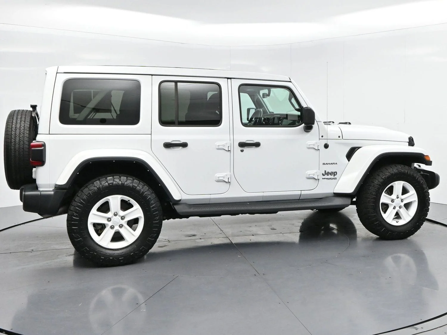 Used 2022 Bright White Clearcoat Jeep Unlimited Sahara image 8