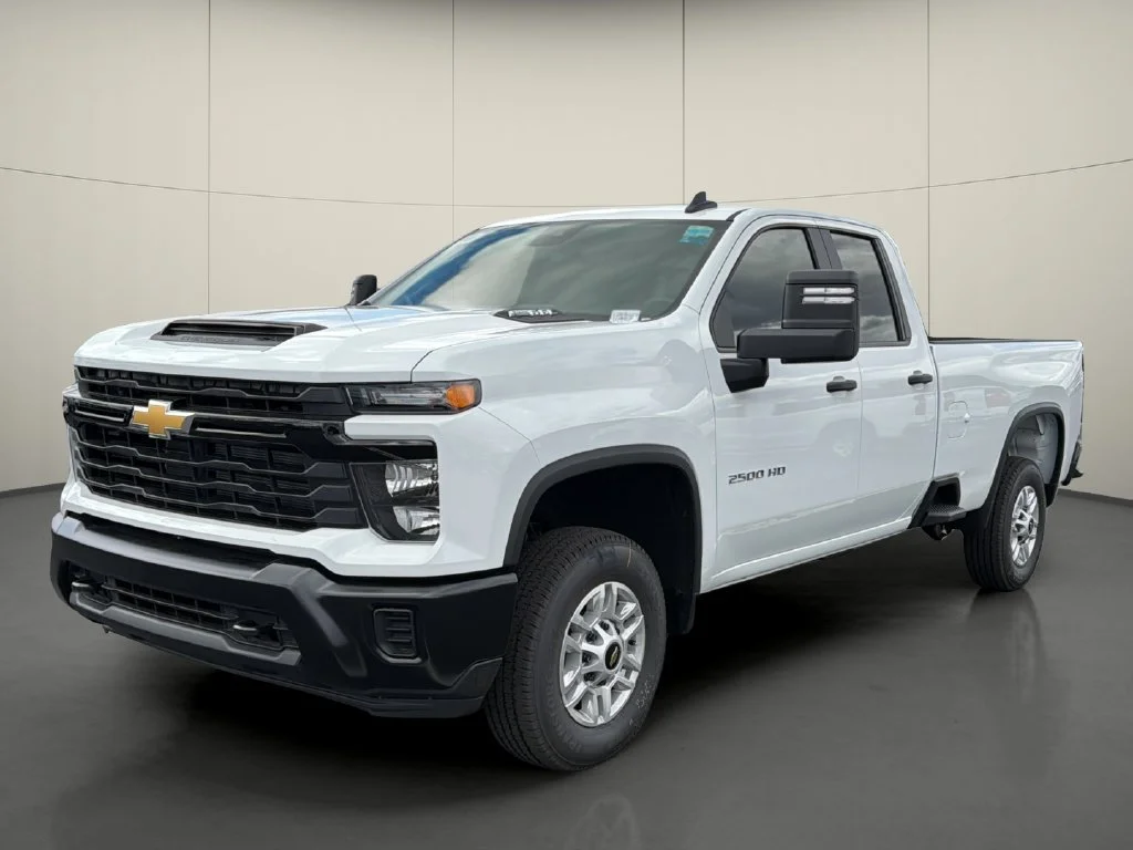 New 2026 Summit White Chevrolet WT image 3