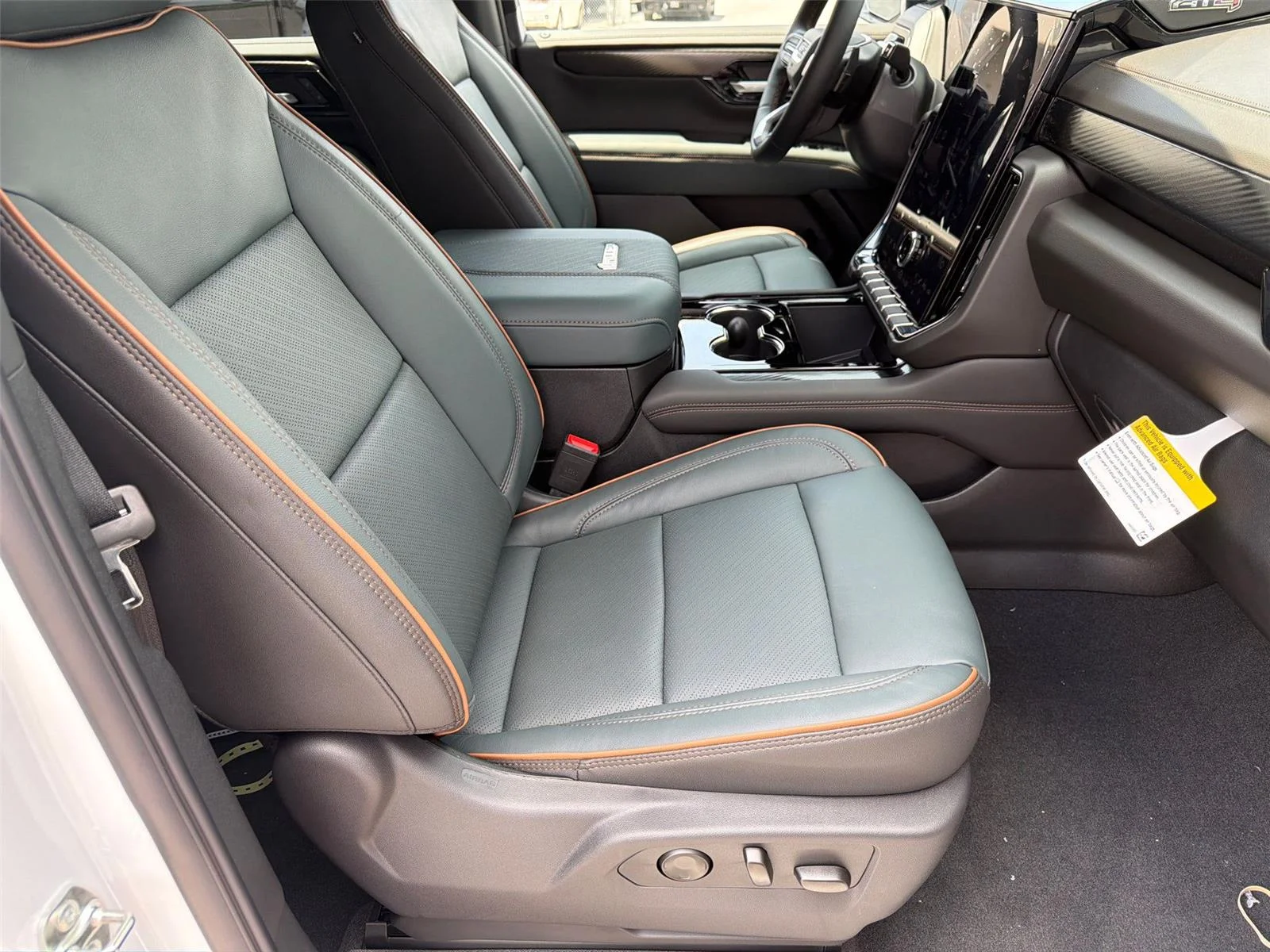 2026 GMC Yukon AT4 - Photo 10