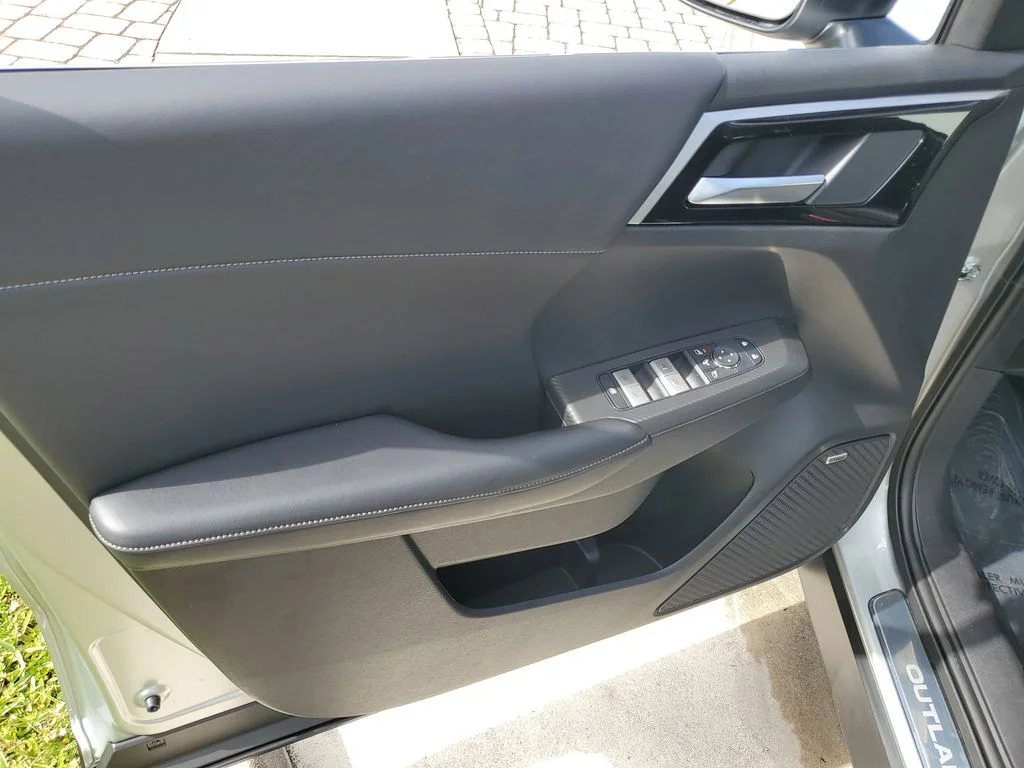 2025 Mitsubishi Outlander SE - Photo 18