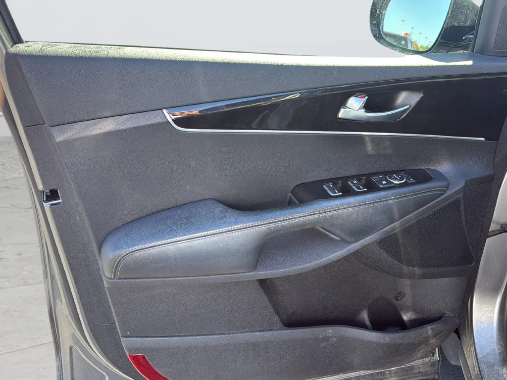 Used 2017 Silver Kia LX image 32