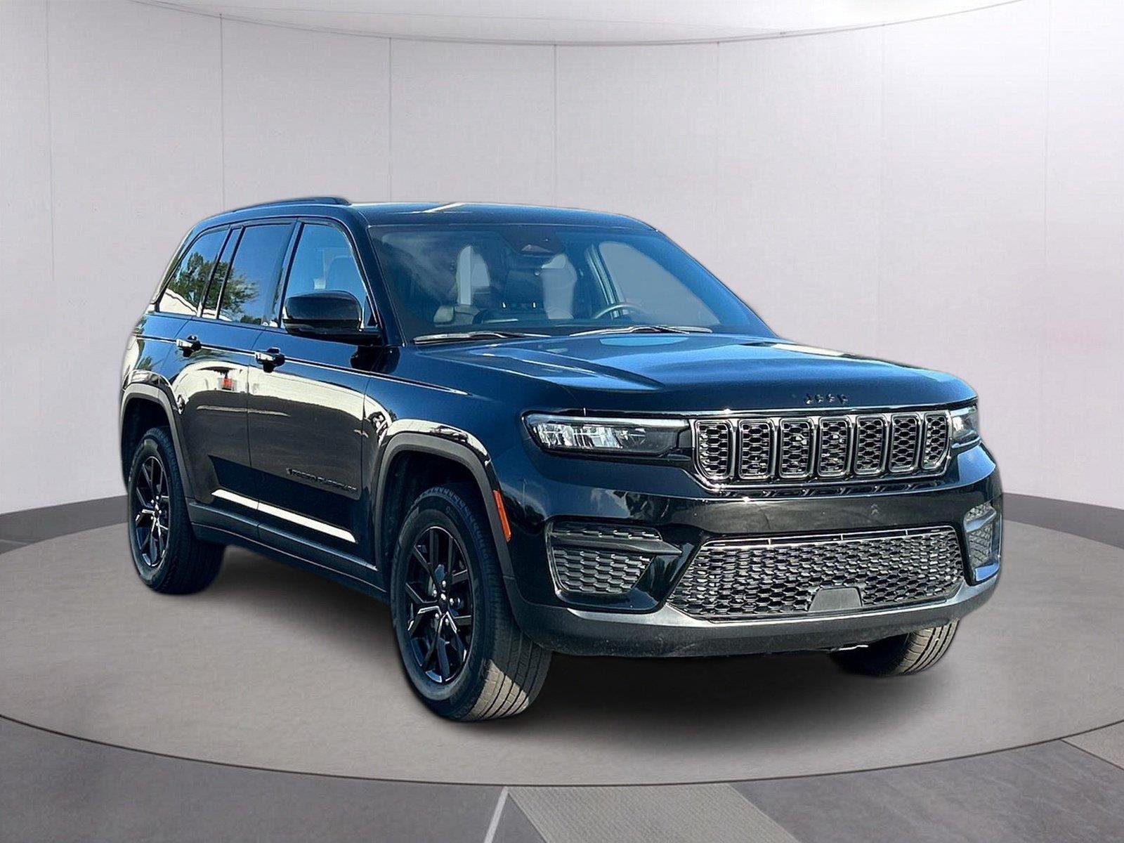Used 2024 Diamond Black Crystal Pearlcoat Jeep Altitude image 9