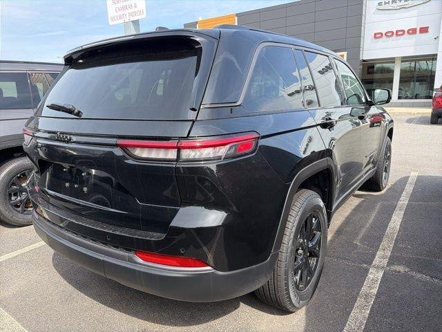 New 2026 Diamond Black Crystal Pearl-Coat Exterior Paint Jeep Laredo image 7