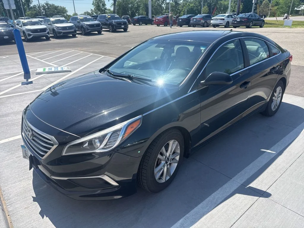 Used 2017 Black Hyundai SE image 8