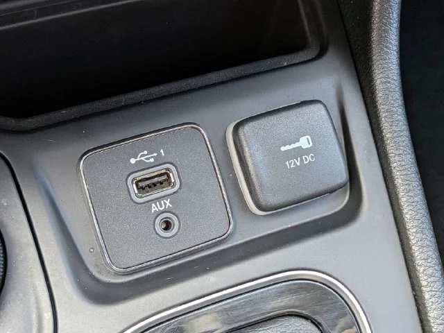Used 2023 White Jeep Altitude image 19