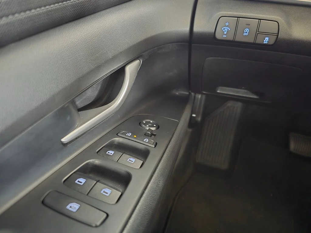 Used 2025  Hyundai SE image 16