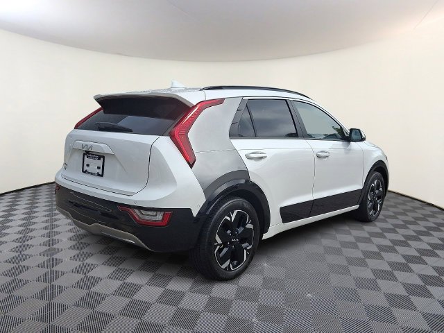 Used 2023 White Kia Wave image 8