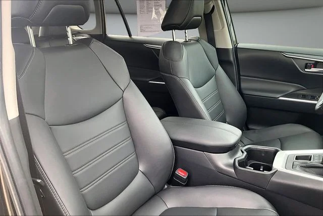 Used 2025 Midnight Black Metallic Toyota XLE Premium image 28