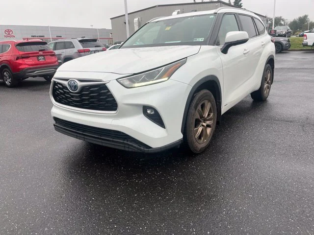 Used 2022 Beige Toyota Bronze Edition image 3