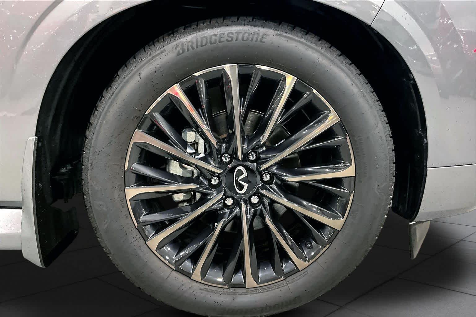 Used 2025 Dynamic Metal/Black Obsidian INFINITI AUTOGRAPH image 11
