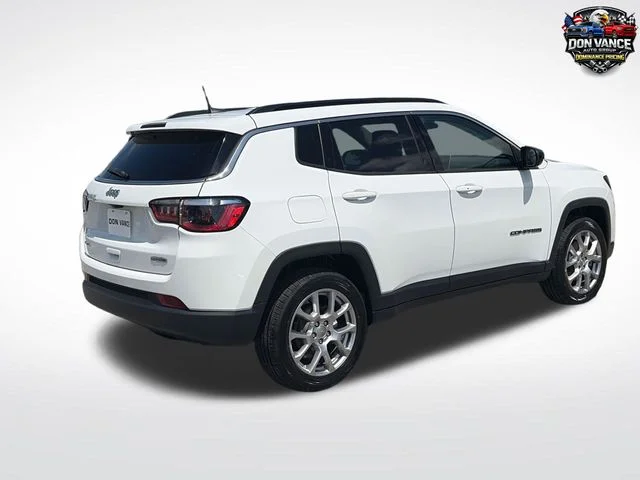 Used 2022 White Jeep Latitude Lux image 6