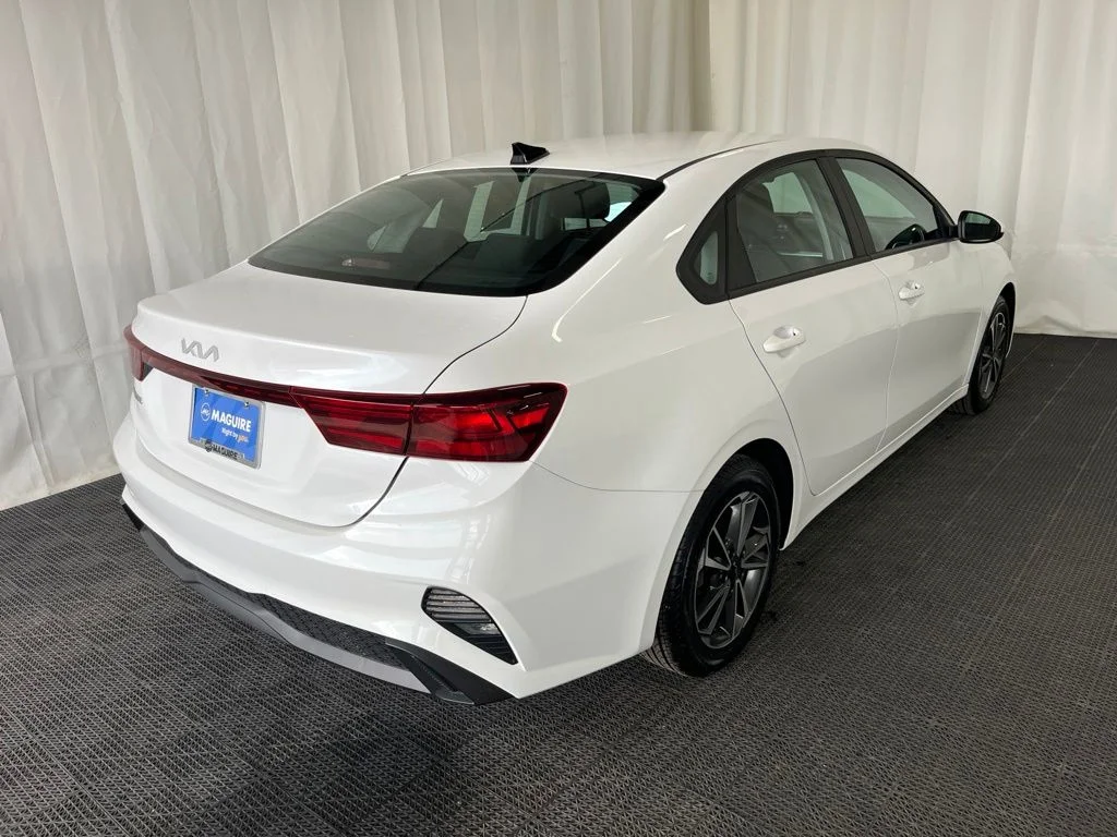 Used 2023 White Kia LXS image 26