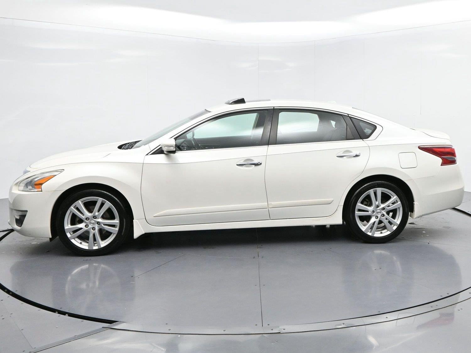 Used 2013 Pearl White Nissan 3.5 SL image 4