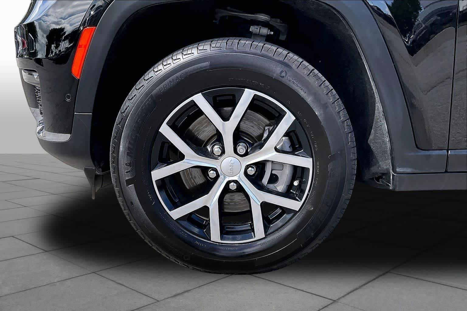 Used 2024 Diamond Black Crystal Pearlcoat Jeep Limited image 11