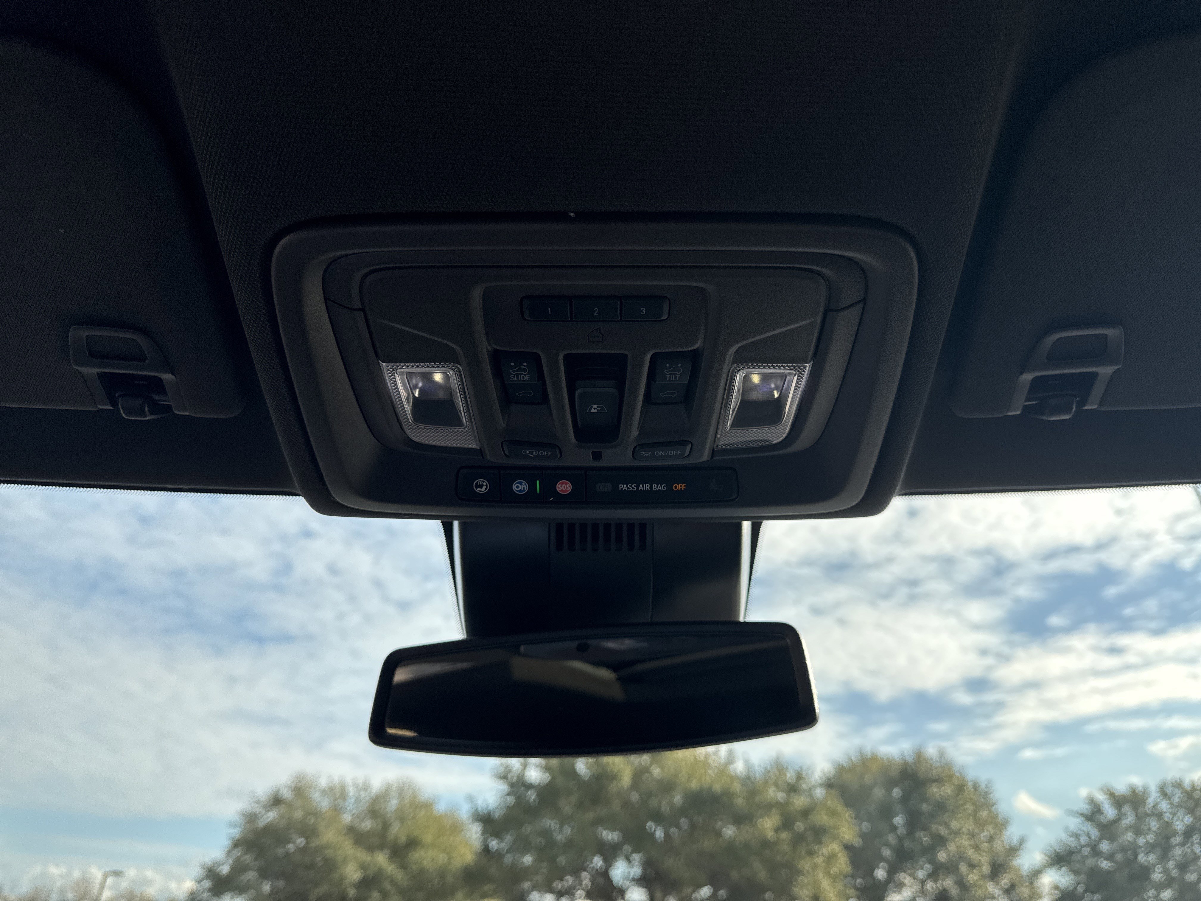 Used 2025 White Frost Tricoat GMC Denali image 22