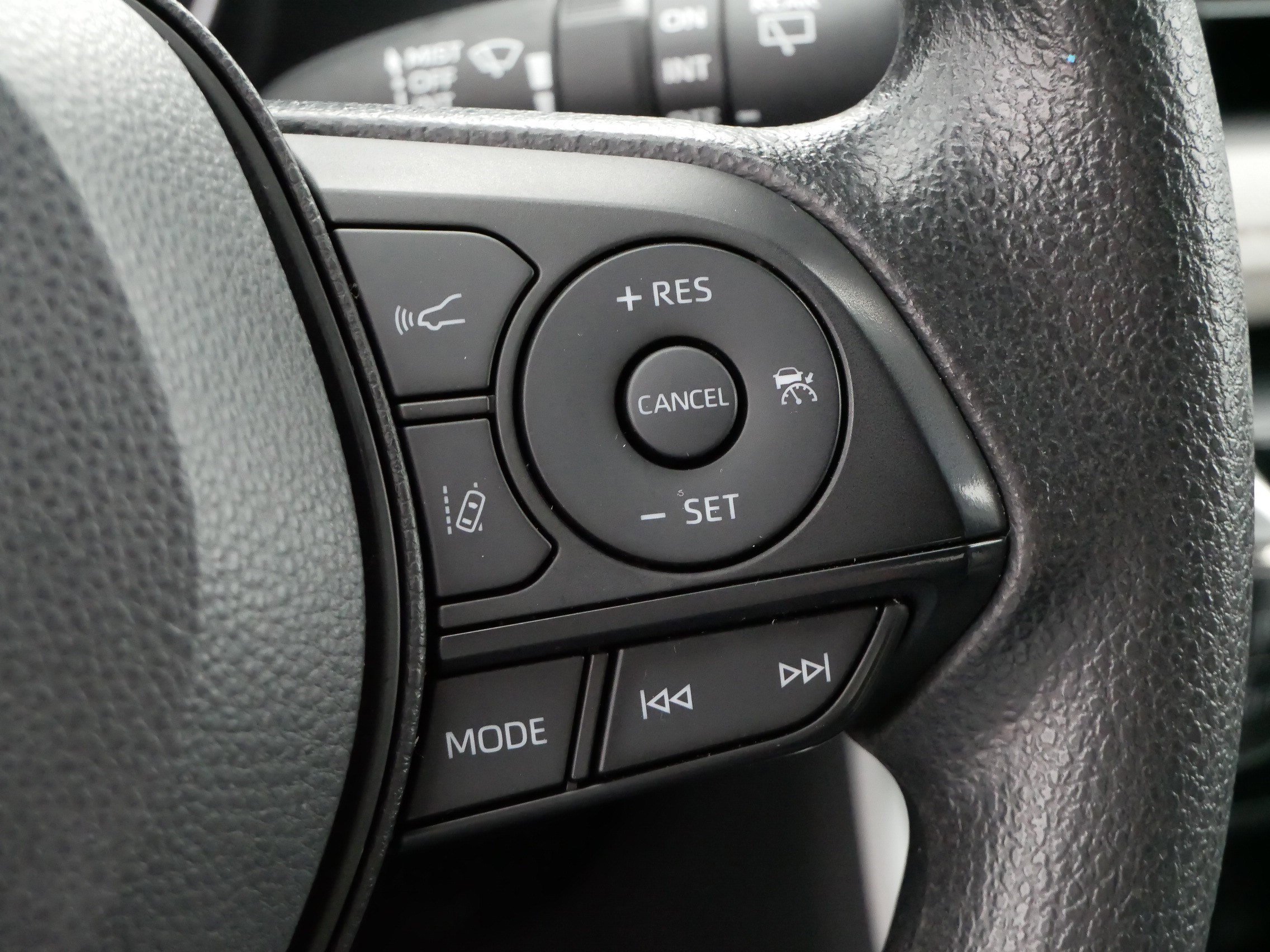 2024 Toyota RAV4 XLE - Photo 25