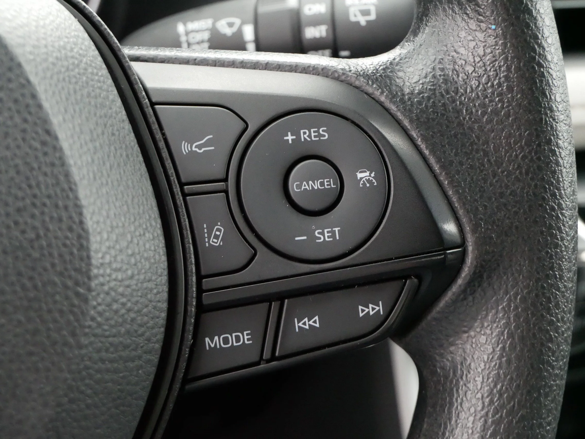2024 Toyota RAV4 XLE - Photo 25