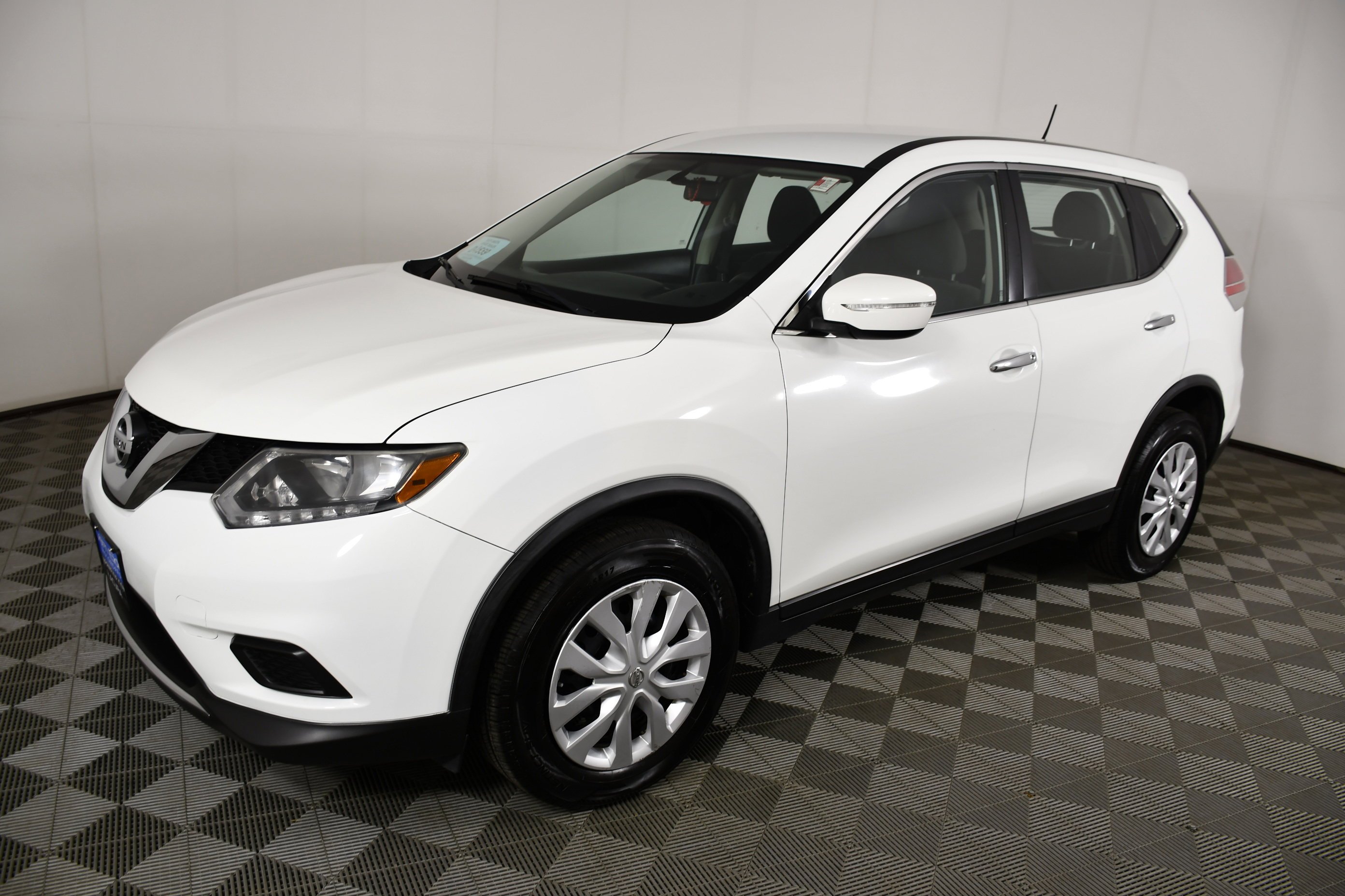 Used 2015 Glacier White Nissan S image 10