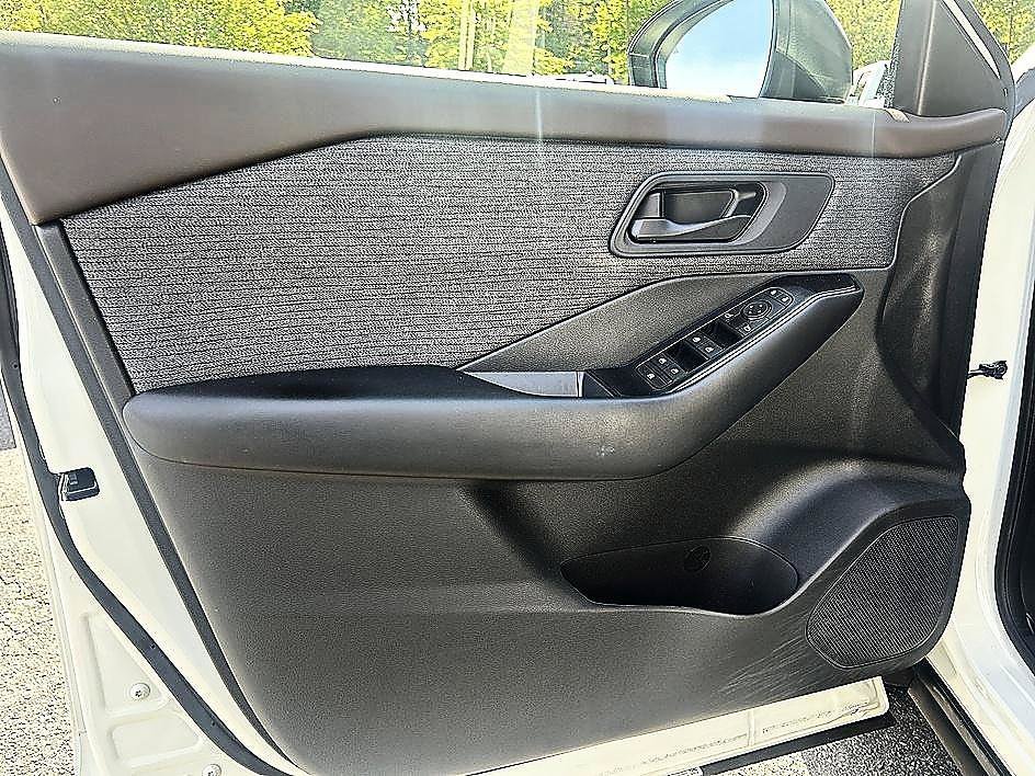 Used 2023 Glacier White Nissan S image 9