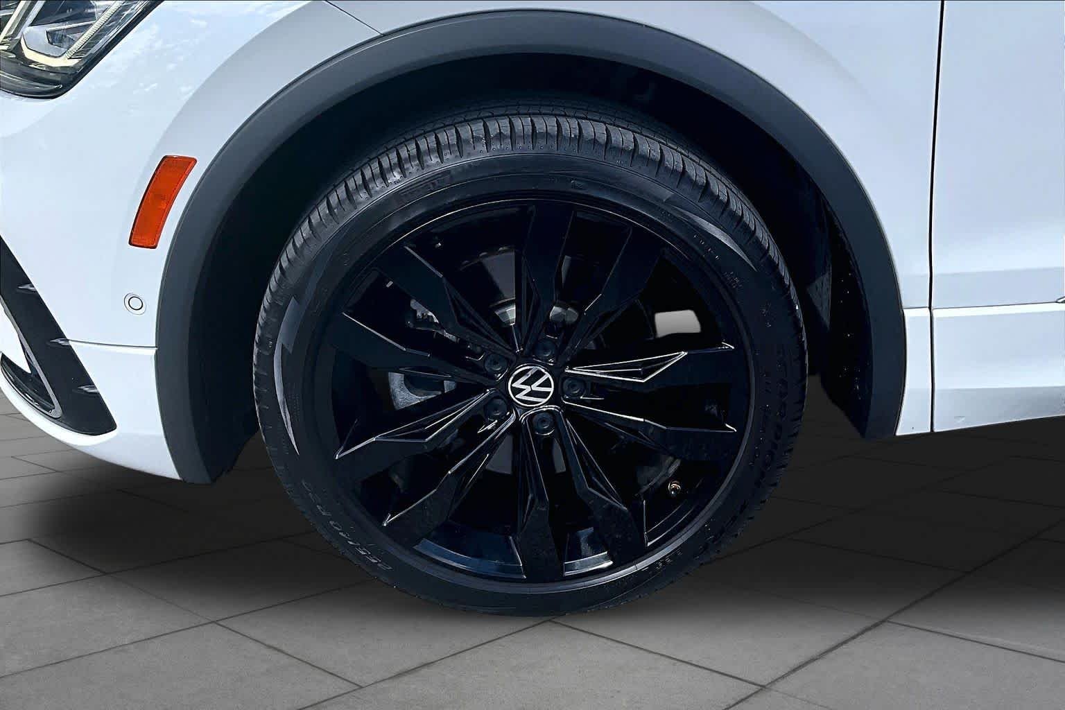 Used 2022 Oryx White Pearl Volkswagen SEL R-Line image 11