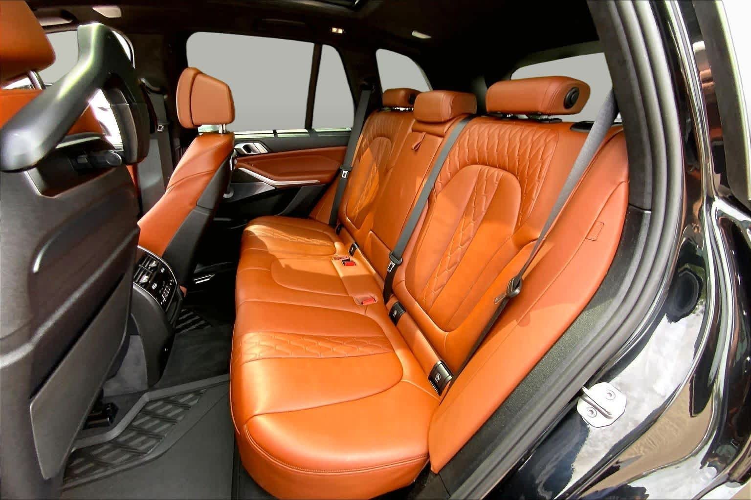 Used 2025 Black Sapphire Metallic BMW M60i image 20