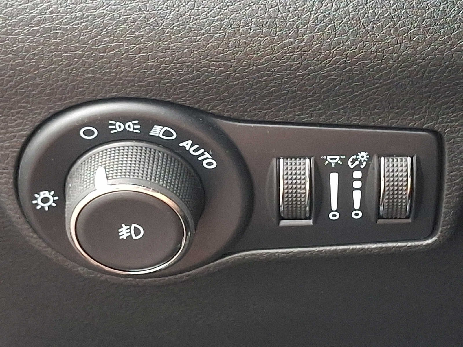 Used 2024 GRAY Jeep Limited image 25