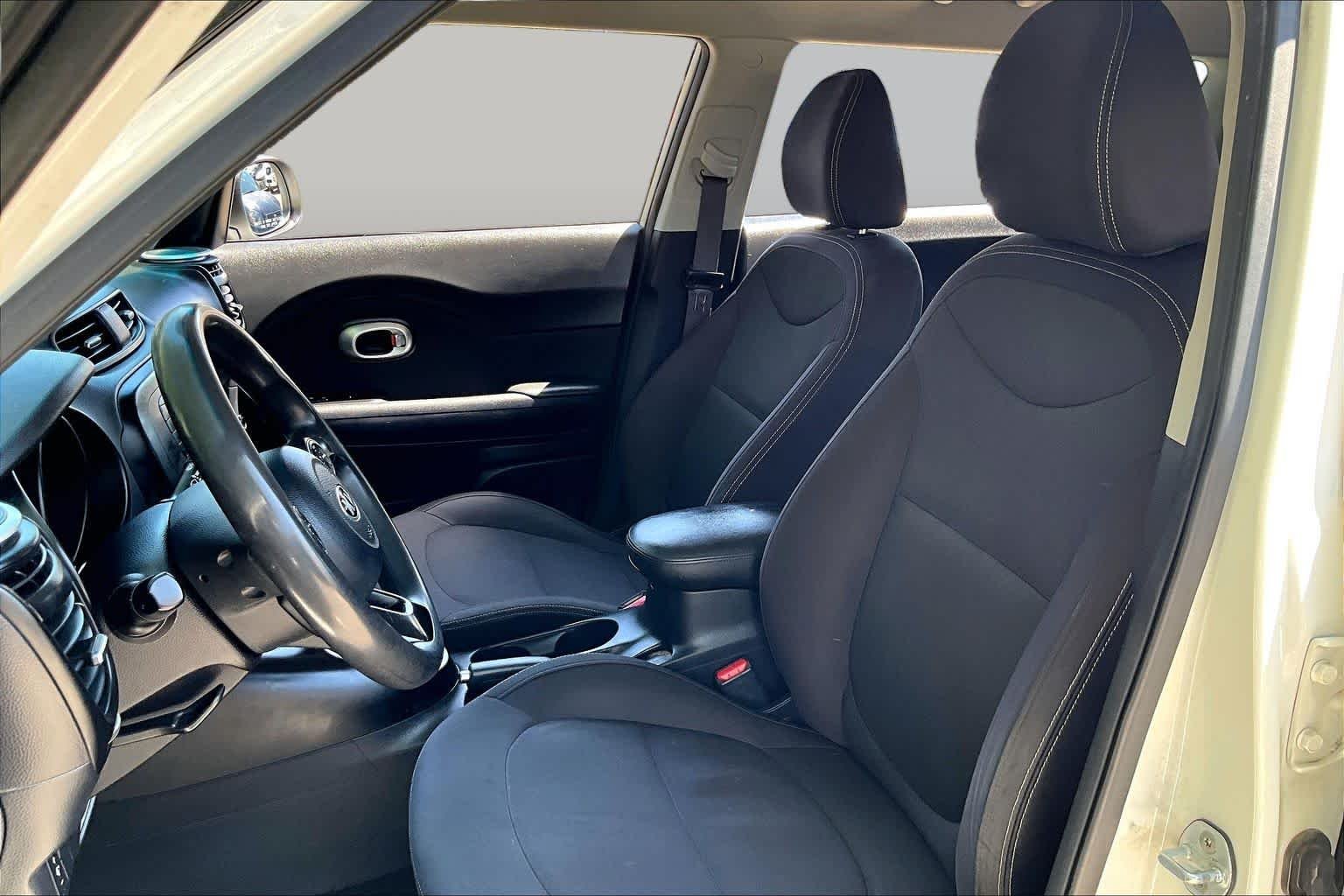 Used 2016 Clear White Kia Base image 8