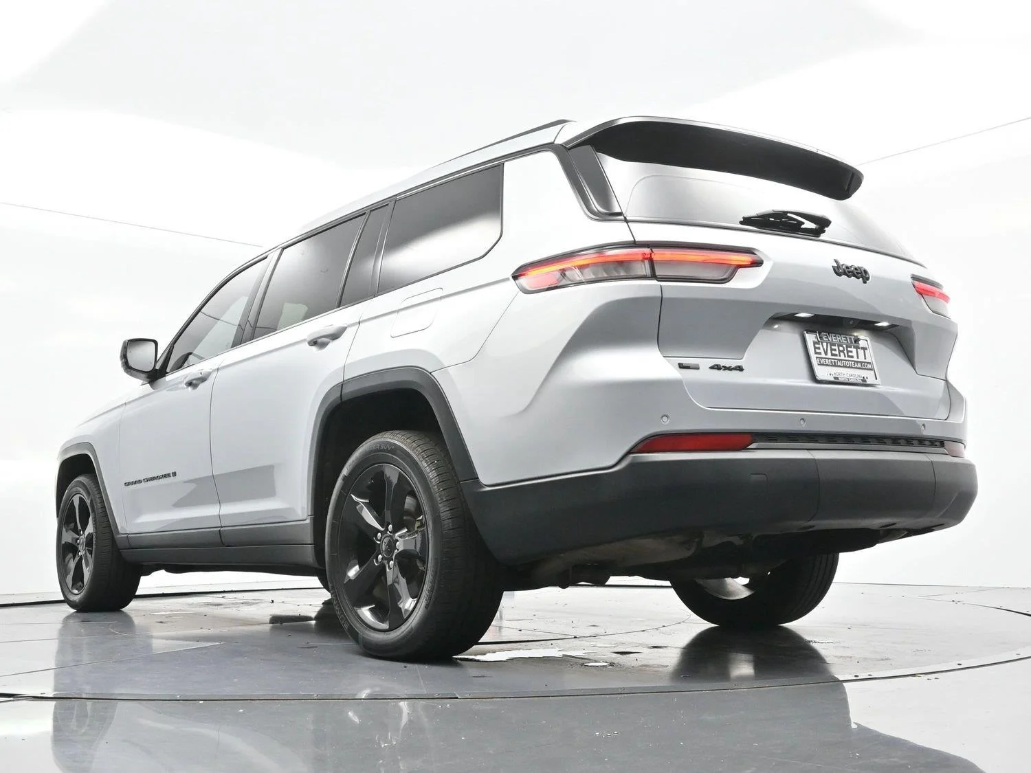 Used 2021 Silver Jeep Altitude image 44