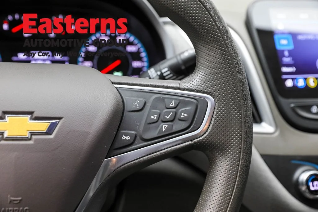 Used 2022 White Chevrolet LT image 16