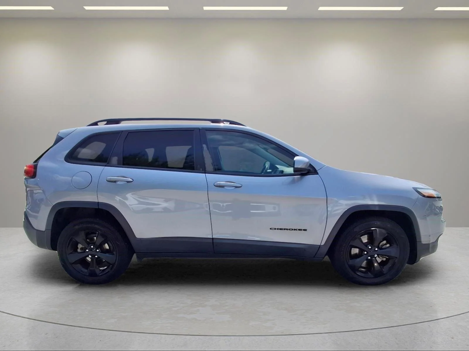 Used 2018 Billet Silver Metallic Clearcoat Jeep Latitude image 6