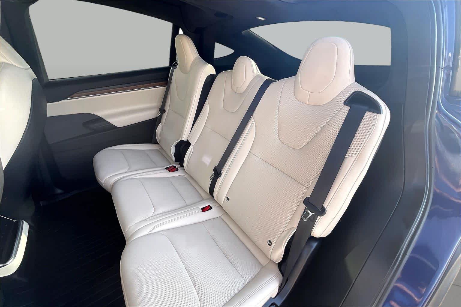 2022 Tesla Model X Long Range - Photo 18