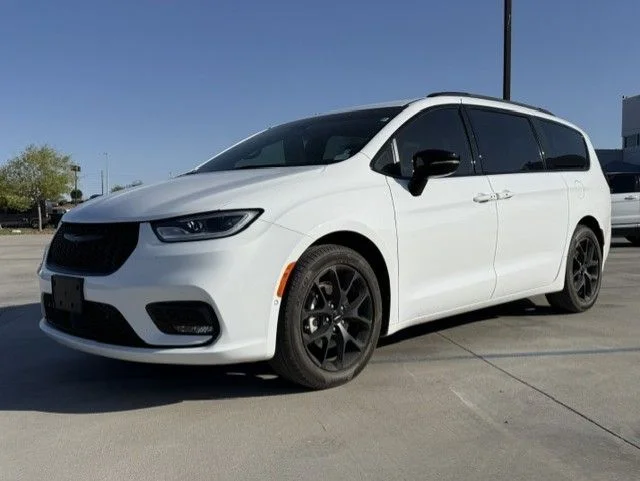 2024 Chrysler Pacifica Touring L's photo