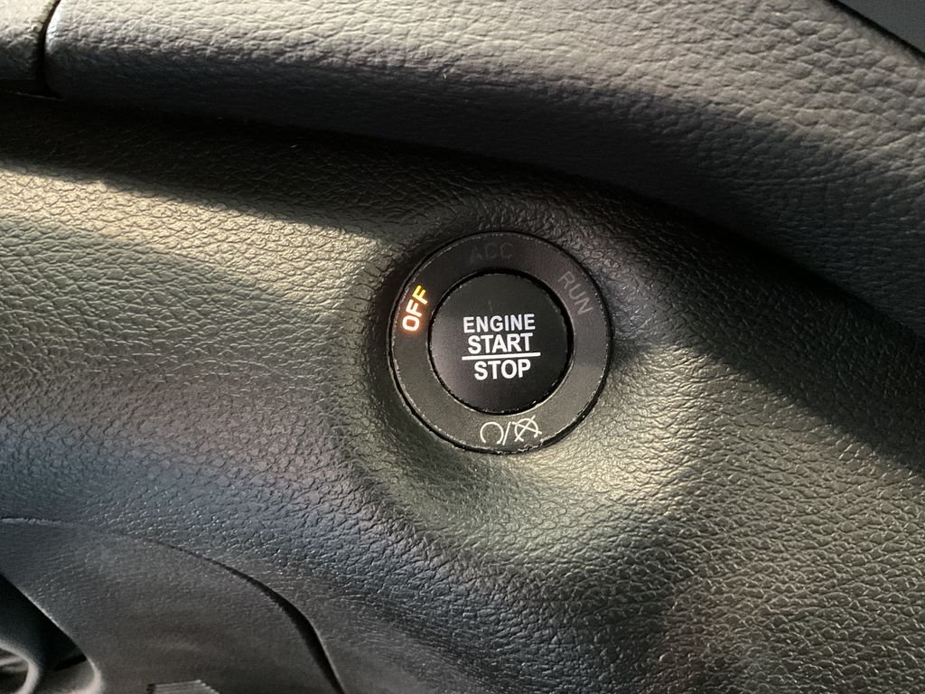 Used 2022 White Jeep Latitude Lux image 17