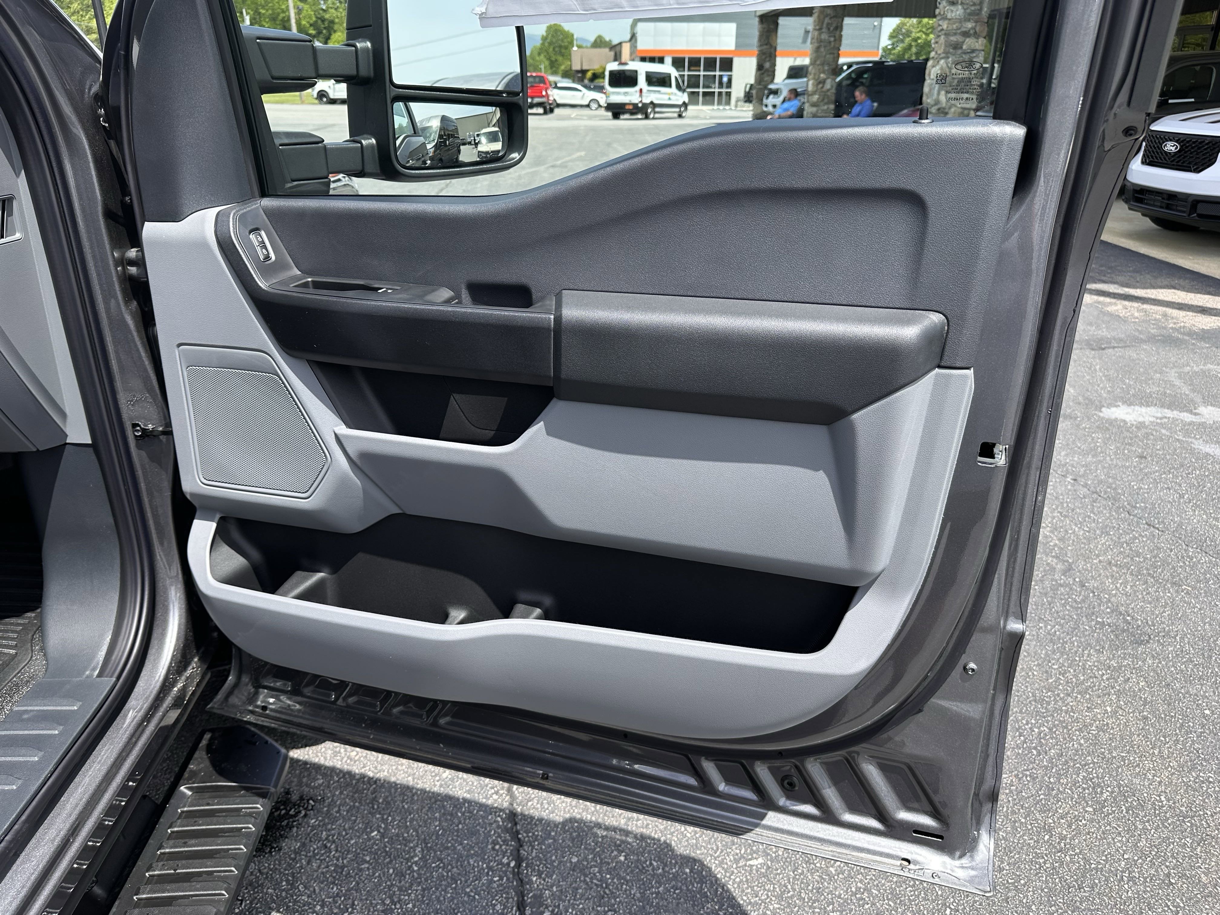 2025 Ford F-350 Super Duty Chassis Cab XL - Photo 11