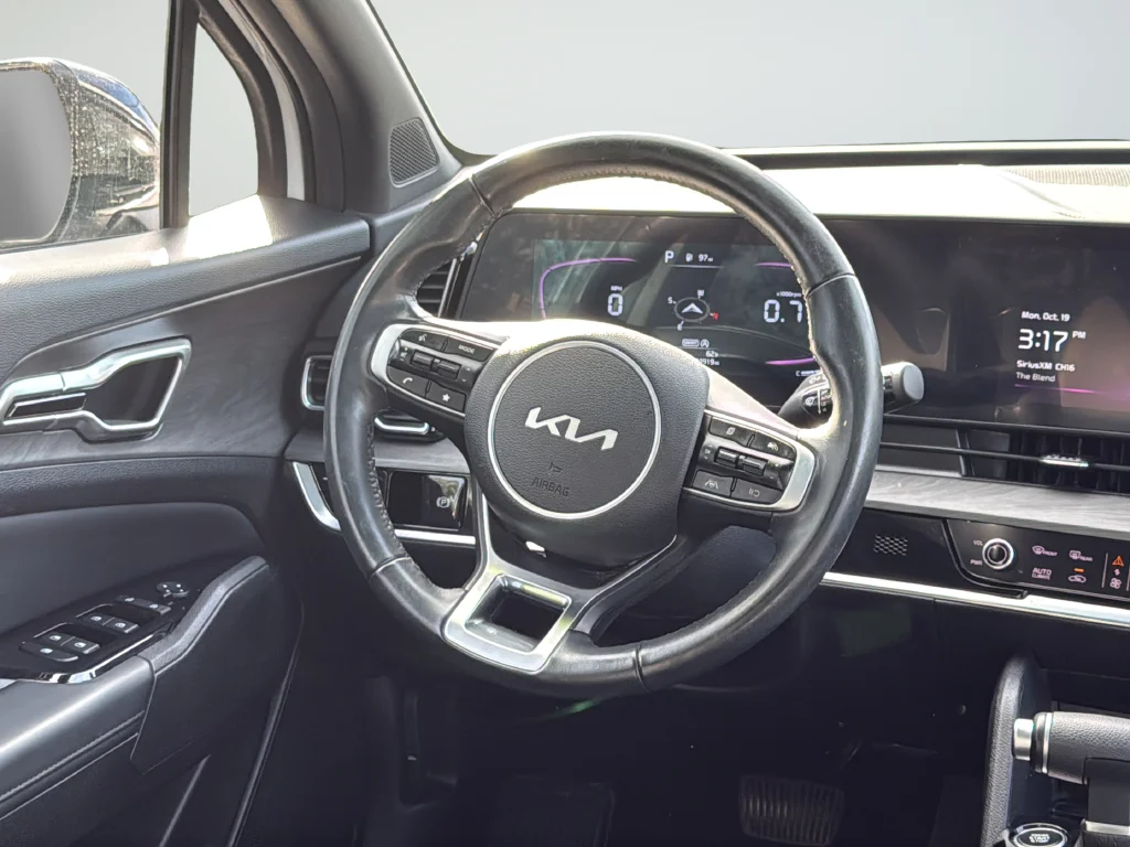 Used 2025 White Kia X-Line image 41