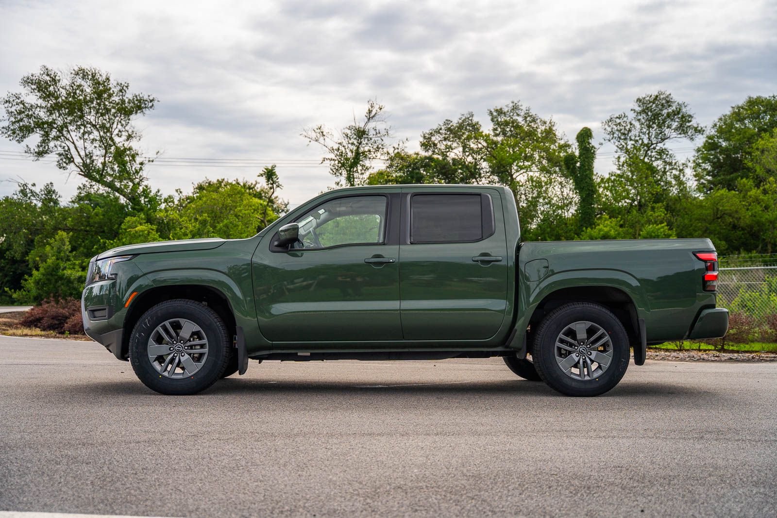 Used 2025 Green Nissan SV image 4