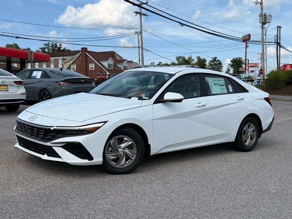 Used 2025 White Hyundai SE image 2