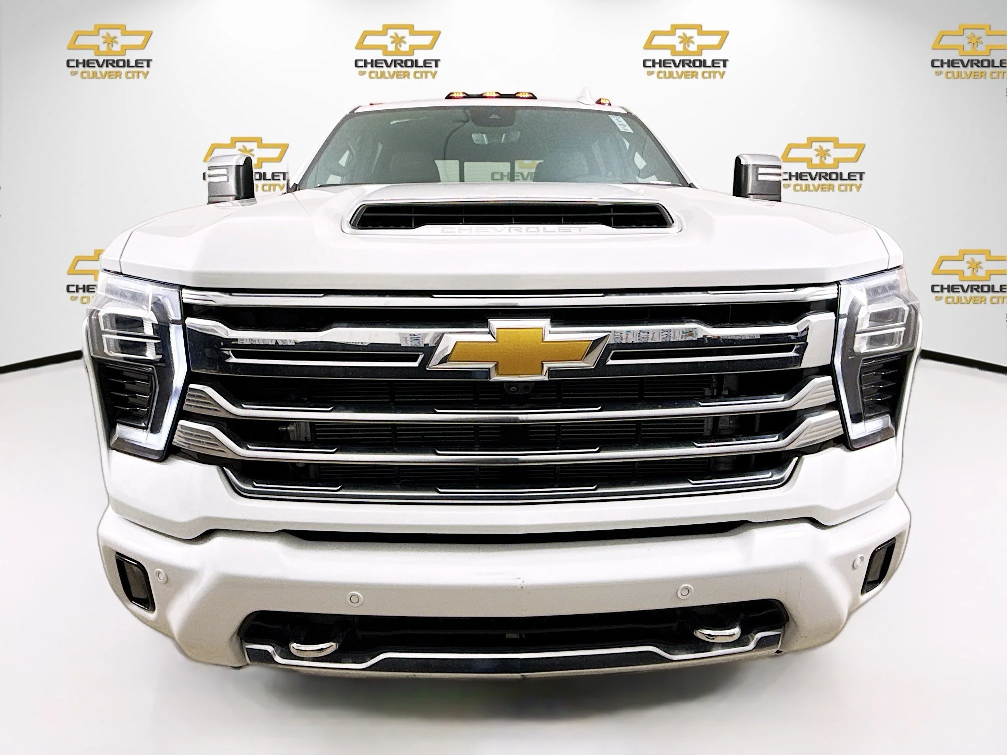 Used 2024 Iridescent Pearl Tricoat Chevrolet High Country DRW image 2