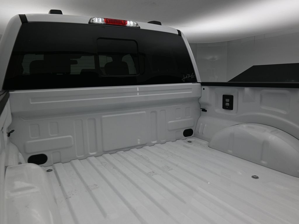 New 2025 Oxford White Ford XLT image 24