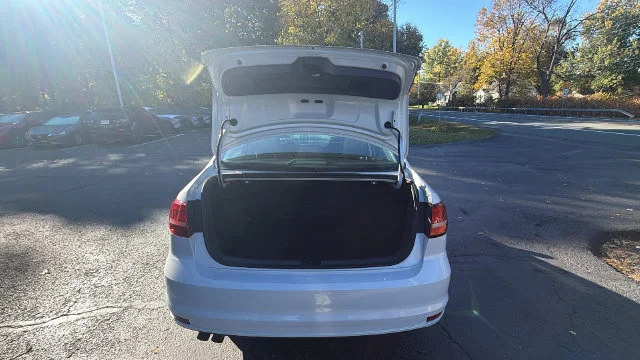 Used 2017  Volkswagen 1.4T SE image 14
