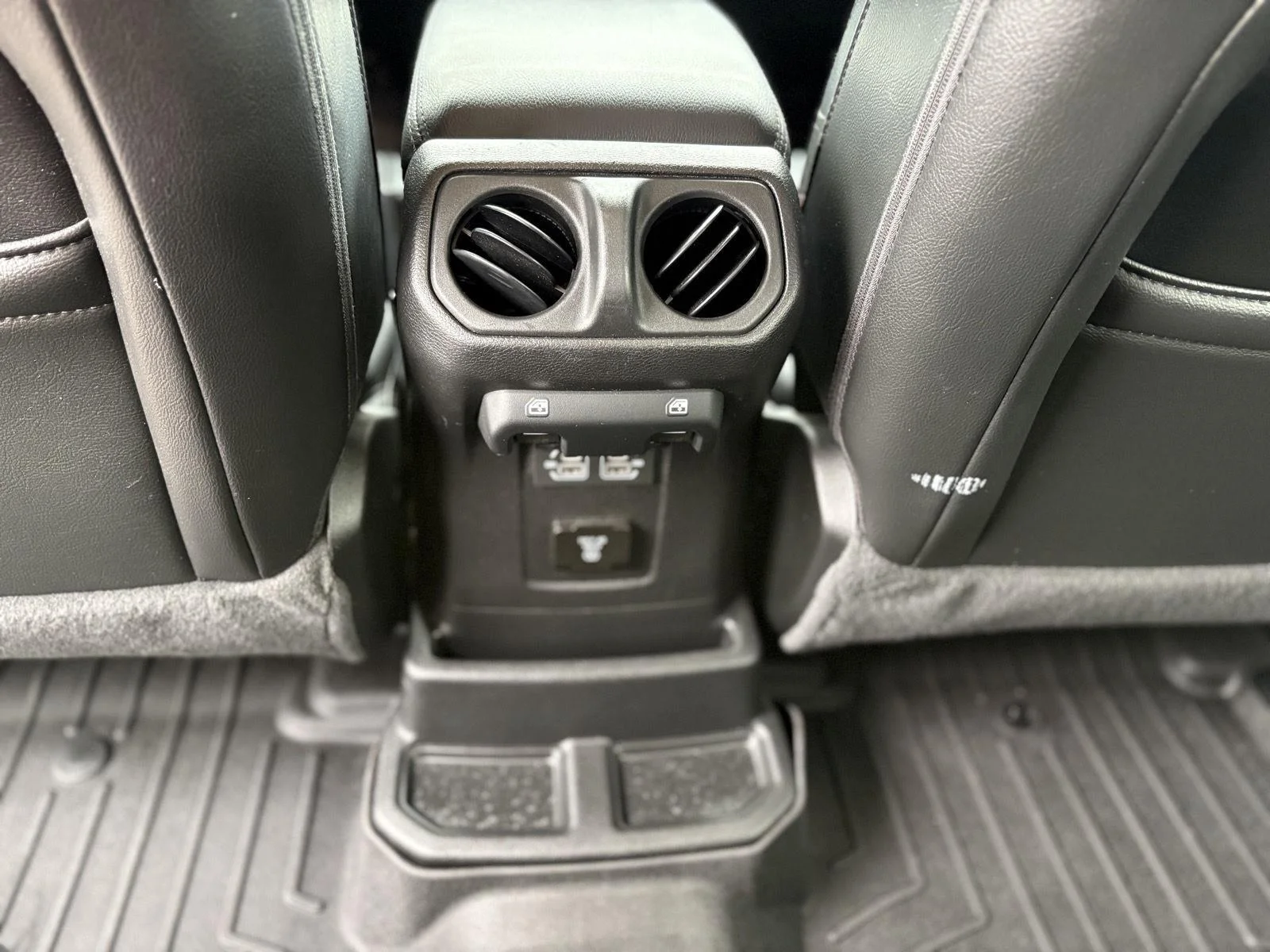 Used 2022 Silver Zynith Clearcoat Jeep Unlimited Sahara Altitude image 29