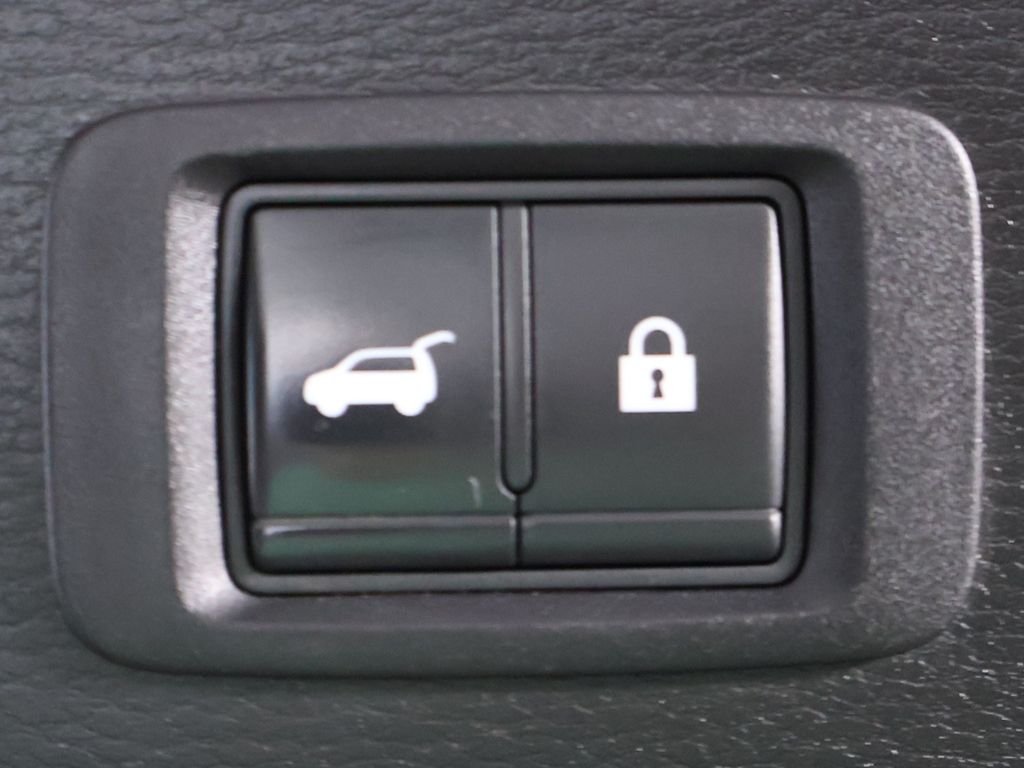 Used 2022 White Mitsubishi SEL image 53