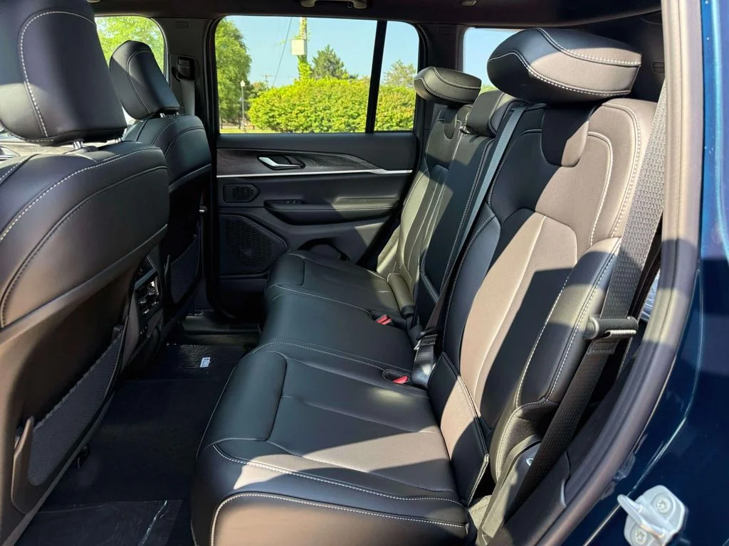 New 2026 Fathom Blue Pearl-Coat Exterior Paint Jeep Limited image 10