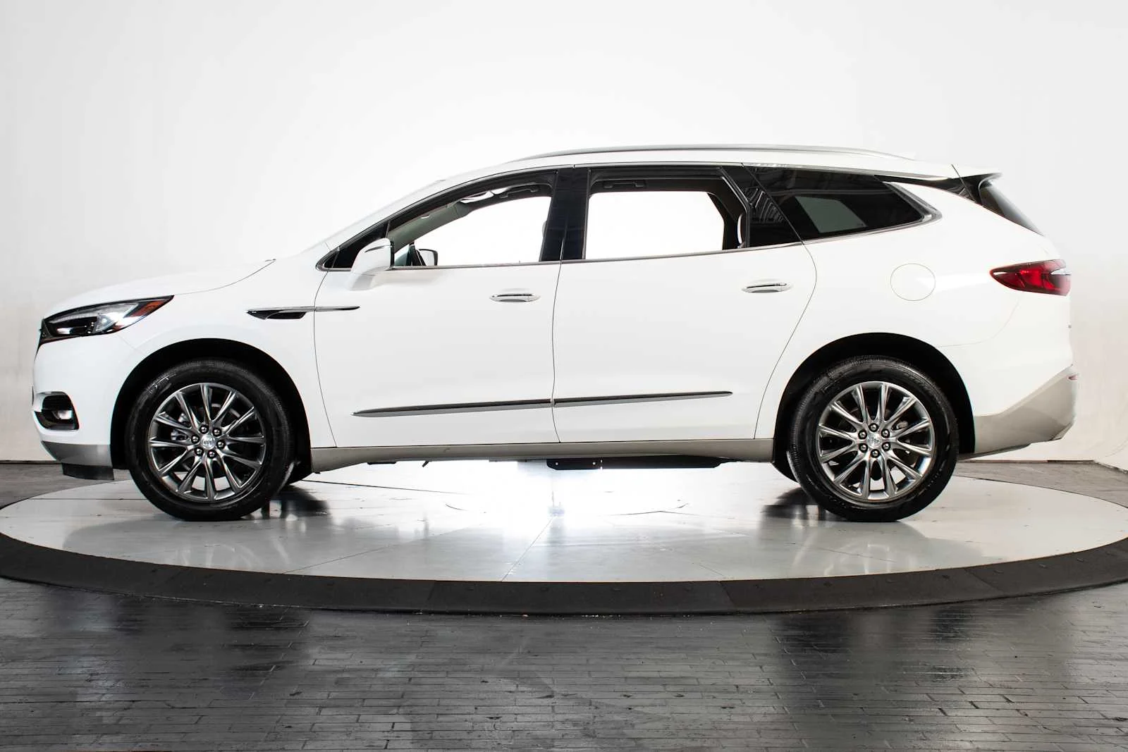 Used 2021 Summit White Buick Essence image 2