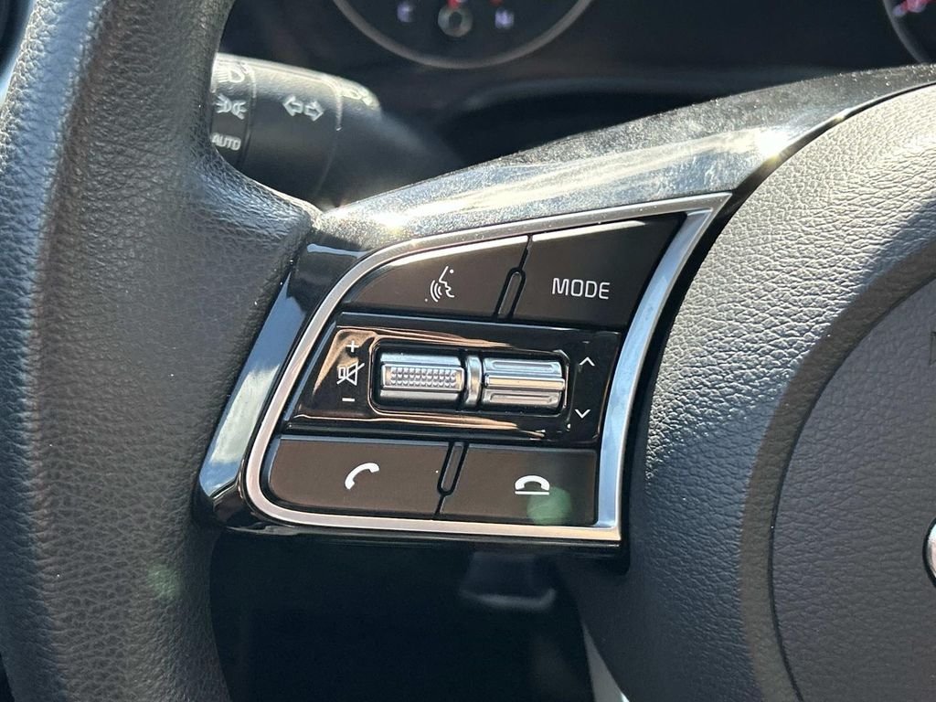 Used 2021 White Kia LXS image 18