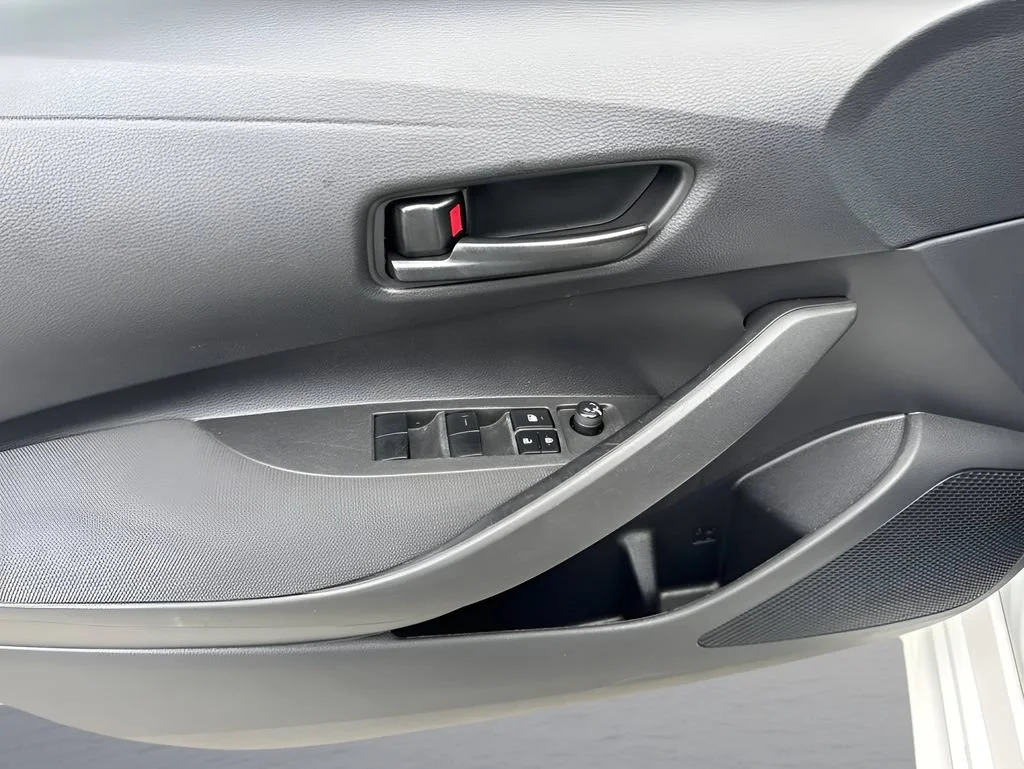 Used 2022 White Toyota LE image 22