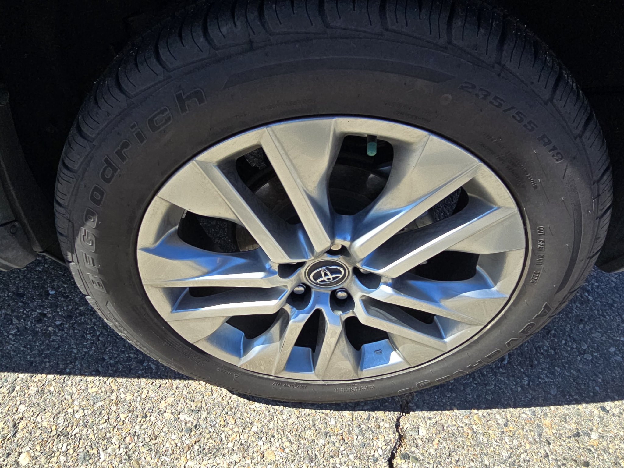 Used 2020 Magnetic Gray Metallic Toyota XLE Premium image 20