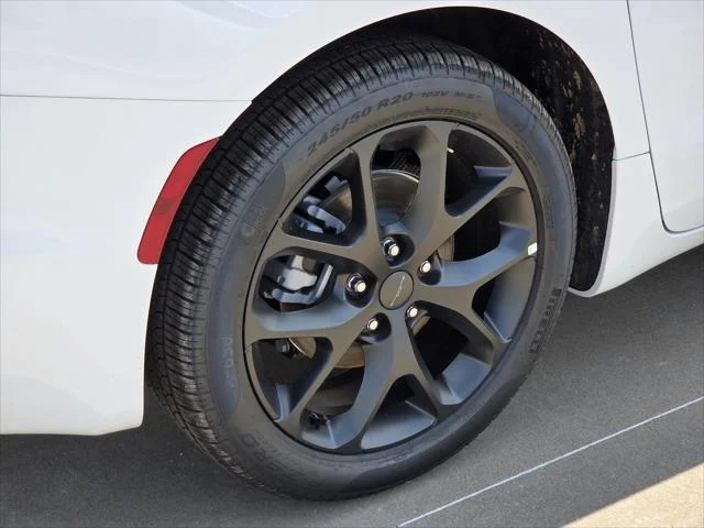 New 2027 Bright White Clear-Coat Paint Chrysler Limited image 5